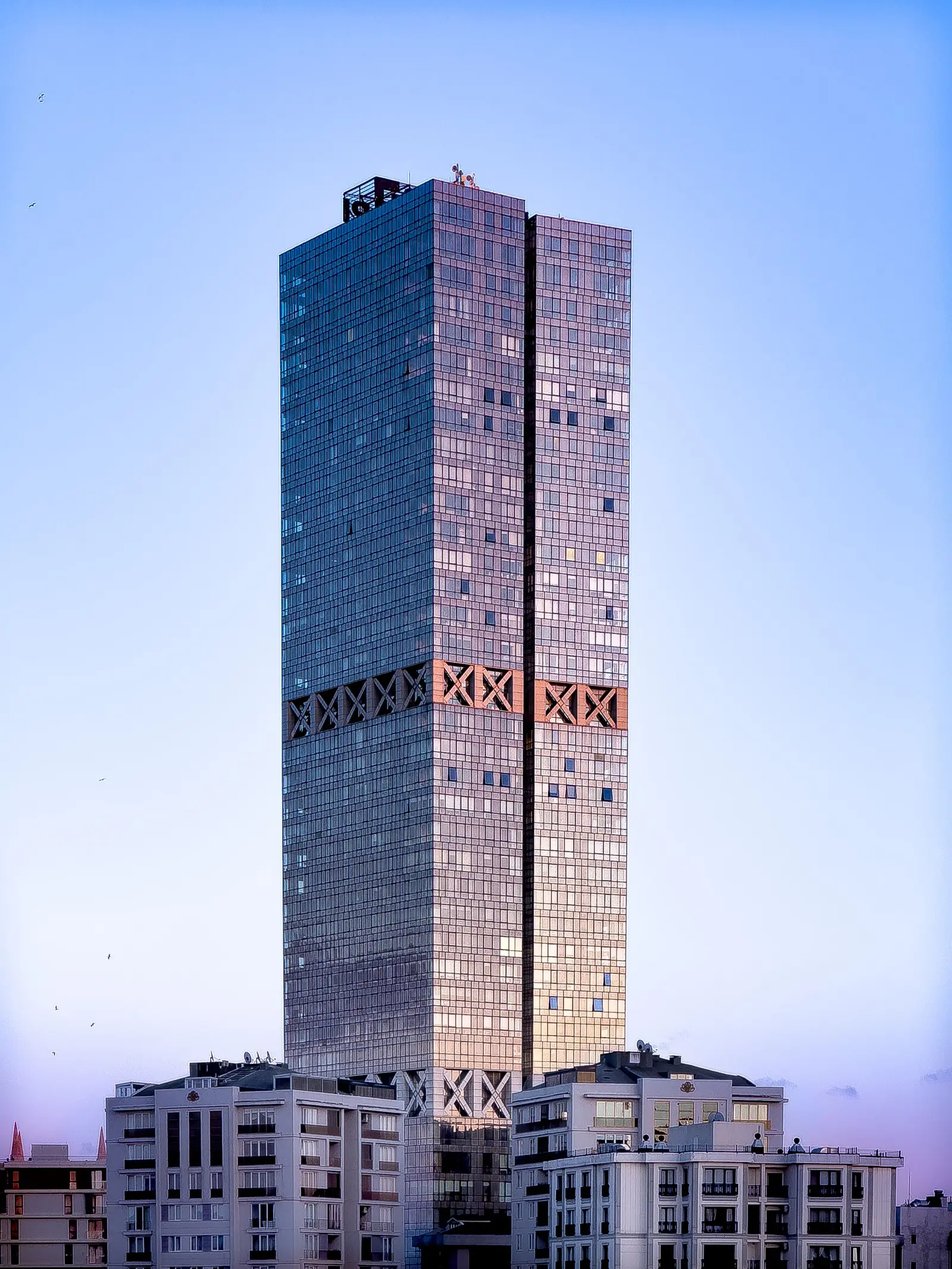 Levent, İstanbul — endüstriyel dağcılıkla cam cephe temizliğinin uygulandığı plaza kule tipi, yerden bakış (temsili görsel)