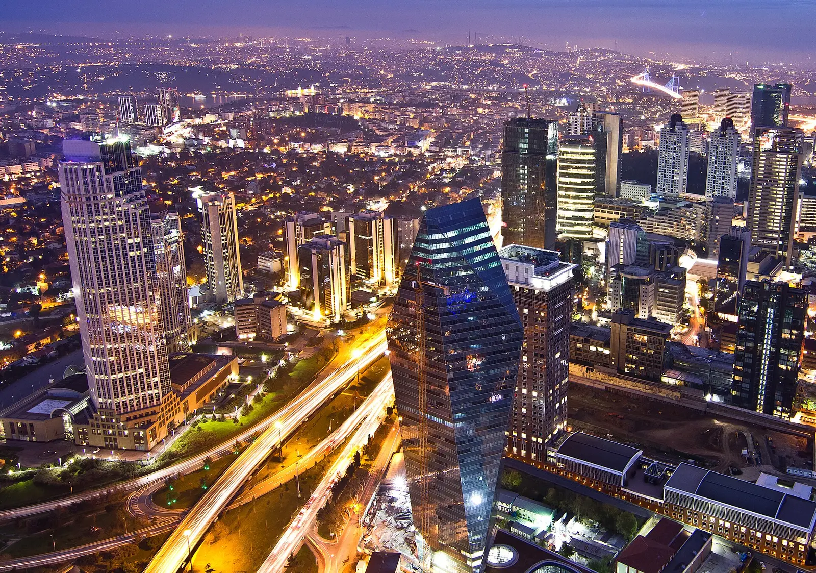 Levent, İstanbul gece — dış cephe LED aydınlatma ve gece vardiyası cam temizliği yapılan plaza bölgesi, yüksekten bakış